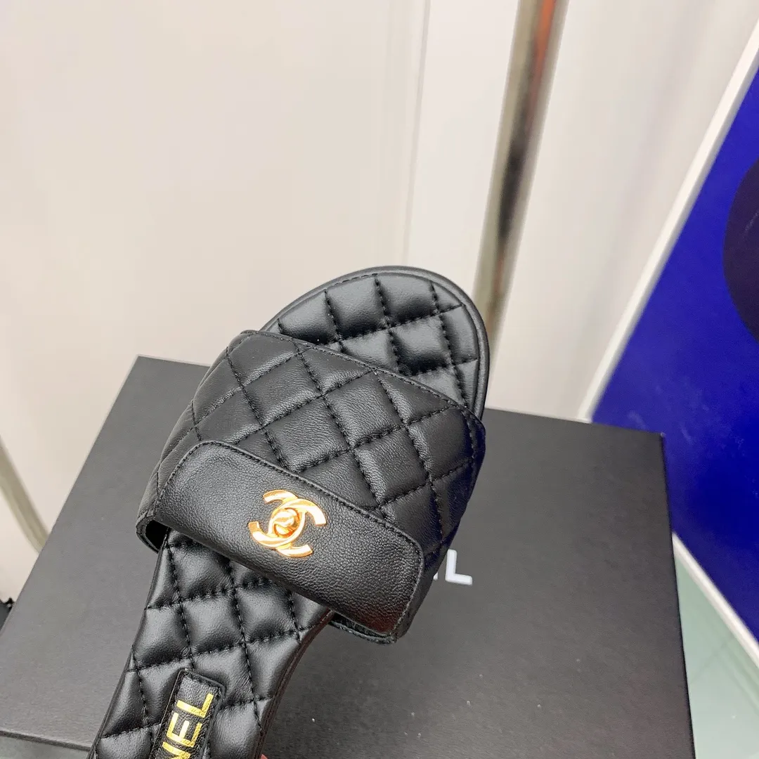 👟👟Ex-factory price p360👟👟 Women's Shoes Women's Clothing Women's Shoes Factory Chanel/Chanel 2022 Spring and Summer New Flat Slippers Original 1:1 development Counter quality exclusive mold customization logo All online counters can be inspected Very comfortable on the feet and great foot feel! ✔️Fabric: Italian imported sheepskin + original hardware buckle ✔️Inner lining: The feet are made of imported sheepskin ✔️Outsole: Italian imported genuine leather outsole ✔️Number of yards: 35-40 (41 can be customized)